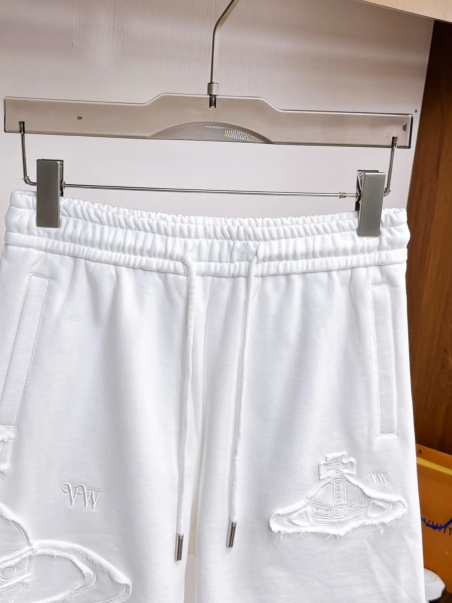 The Queen Mother's three-standard complete 2026 summer New Arrival men's casual shorts, advanced custom-made fabric Breathable fabric, Breathable elasticity and comfort, impeccable details, top-grade accessories, original logo design concept, delicate and soft feel! The upper body fit is awesome! Size: M-XXXL Please state your height and weight when ordering